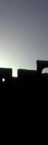 Mauer-Impression im Gegenlicht