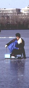 Eisvergn&uuml;gen mitten in Peking
